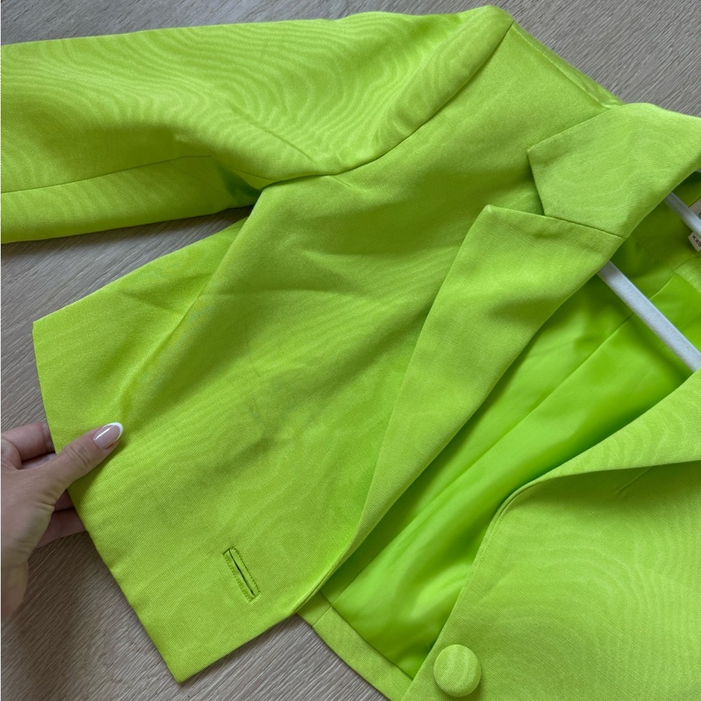 Hannah Cropped Blazer in Apple Green
CAMILA COELHO XXS - has minor stains - Picture 7 of 11